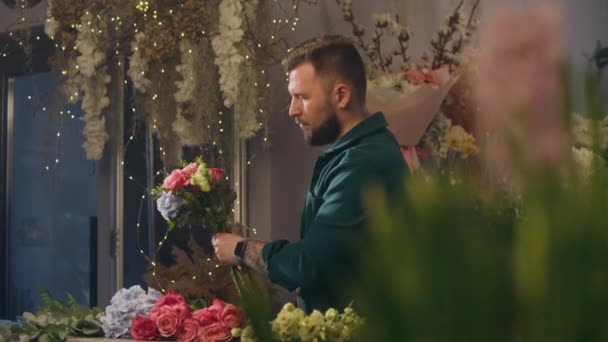 Empresario Florista Añade Flores Ramo Tienda Flores Hombre Trabajador Recoge — Vídeos de Stock