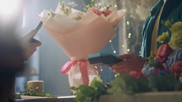 Erkek Çiçekçi Satıcı Kadın Müşteriye Ödeme Için Terminal Veriyor Çiçekçide — Stok video