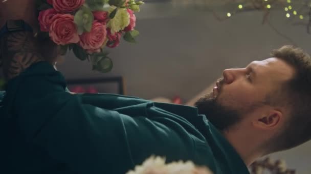 Erkek Profesyonel Çiçekçi Satıcı Buket Topluyor Çiçekçi Dükkanındaki Müşteriler Için — Stok video
