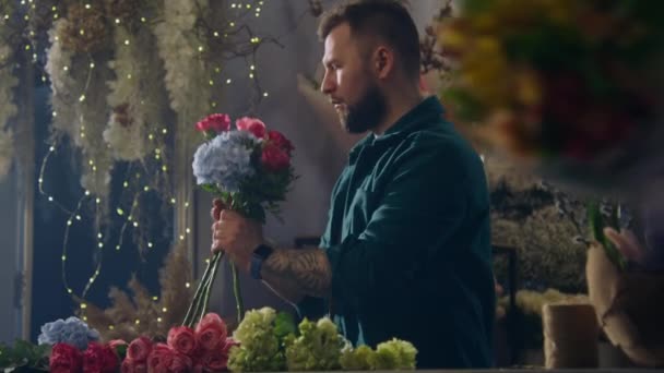 Empreendedor Florista Profissional Adiciona Ramos Para Flores Bonitas Homem Recolhe — Vídeo de Stock