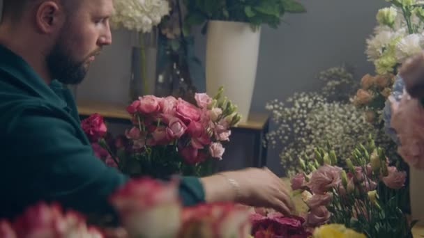 Muž Profesionální Květinářství Majitel Prodejce Bere Čerstvé Jarní Květiny Vázy — Stock video