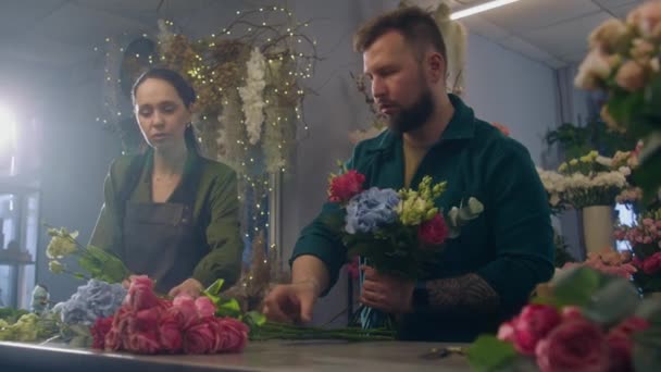 Dos Floristas Emprendedores Juntos Crean Hermoso Ramo Multicolor Tienda Flores — Vídeos de Stock