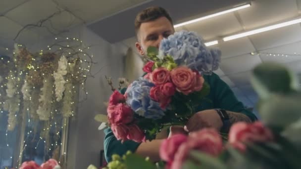Empresário Florista Adiciona Flores Buquê Loja Flores Trabalhador Masculino Recolhe — Vídeo de Stock