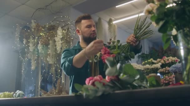 Professionell Florist Entreprenör Binder Massor Färska Blommor Med Hjälp Garn — Stockvideo