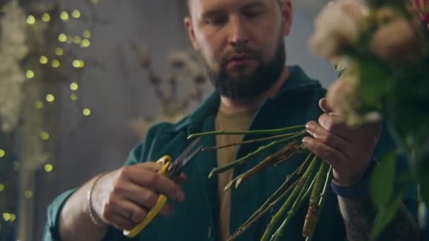 Profesyonel Çiçekçilerin Tarikat Üyelerini Kullanarak Çiçek Keserken Aranjmana Bakarken Yakın — Stok video