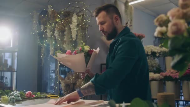 Florista Profissional Envolve Belo Buquê Usa Papel Embrulho Colega Com — Vídeo de Stock