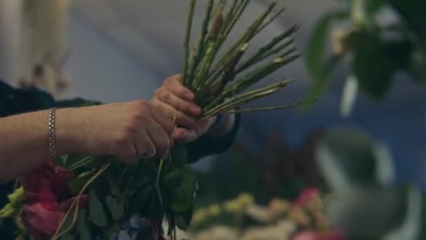 Primer Plano Florista Experimentado Empresario Atando Ramo Flores Frescas Usando — Vídeos de Stock