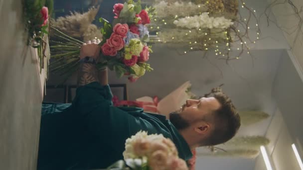 Florista Masculino Empresario Recoge Ramo Hace Composición Flores Frescas Para — Vídeos de Stock