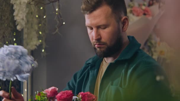 Profesjonalny Kwiaciarnia Tworzy Bukiet Kwiaciarni Mężczyzna Pracownik Zbiera Kilka Pięknych — Wideo stockowe