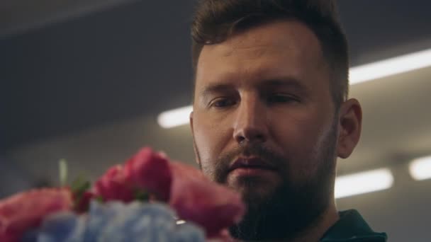 Close Shot Experienced Florist Entrepreneur Working Flower Shop Concentrated Man — Stock Video