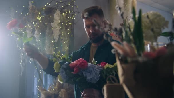Professionele Bloemist Ondernemer Voegt Mooie Verse Bloemen Aan Bos Mens — Stockvideo