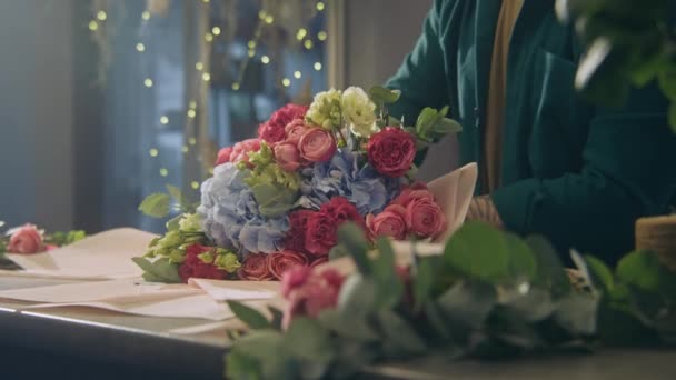 Närbild Skott Professionella Manliga Florist Inslagning Vacker Bukett Färska Blommor — Stockvideo