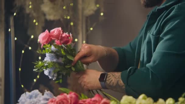 Primer Plano Empresario Florista Masculino Preparando Ramo Para Venta Entrega — Vídeos de Stock
