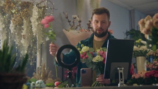Άνδρας Ανθοπώλης Συλλέγει Μπουκέτο Λουλούδια Στο Ανθοπωλείο Πυροβολεί Βίντεο Για — Αρχείο Βίντεο