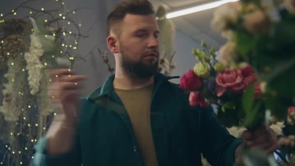 Empresario Florista Profesional Añade Ramas Racimo Mira Tienda Flores Hombre — Vídeos de Stock