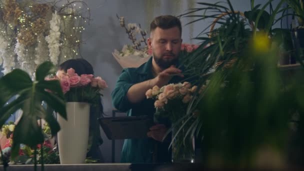 Чоловічий Флорист Враховує Квіти Вазі Приймає Замовлення Клієнтів Онлайн Квітковому — стокове відео