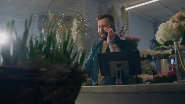 Erkek Çiçekçi Buket Toplar Telefonla Konuşur Dijital Tablet Kullanarak Internetten — Stok video