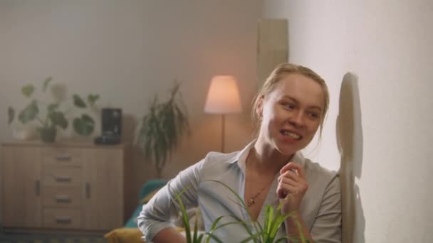 Birbirlerine Aşık Komşular Farklı Odalardan Dairelerden Gelen Mutlu Erkek Kadın — Stok video