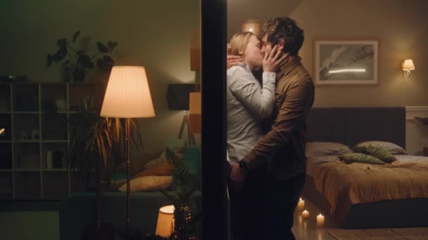 Щаслива Пара Гарячий Поцілунок Піти Ліжко Літній Чоловік Роздратований Сусідами — стокове відео