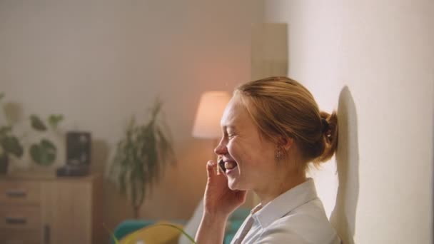 Vrouw Praat Telefonisch Man Glimlacht Hoort Het Gesprek Kamer Van — Stockvideo