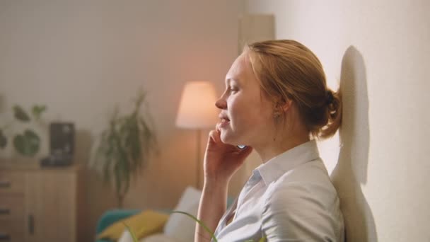 Mujer Habla Por Teléfono Con Vecino Hombre Feliz Otra Habitación — Vídeos de Stock