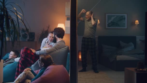 Счастливая Семья Смотрит Кино Поздно Вечером Раздражённый Пожилой Человек Кричит — стоковое видео