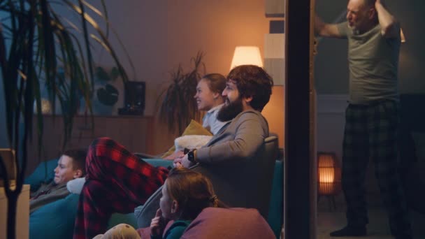 Šťastné Rodinné Sledování Televizních Pořadů Pozdě Noci Podrážděný Starší Muž — Stock video