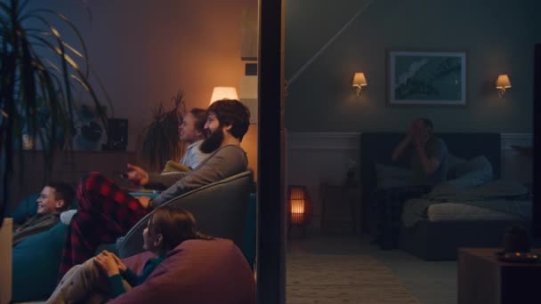 Szczęśliwa Rodzina Ogląda Film Późno Nocy Starszy Mężczyzna Bezsennością Zirytowany — Wideo stockowe
