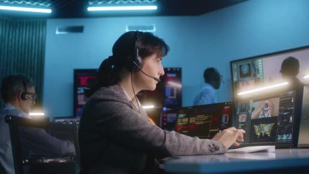 Trabajadora Control Vuelo Auriculares Sienta Frente Computadora Monitorea Misión Espacial — Vídeos de Stock