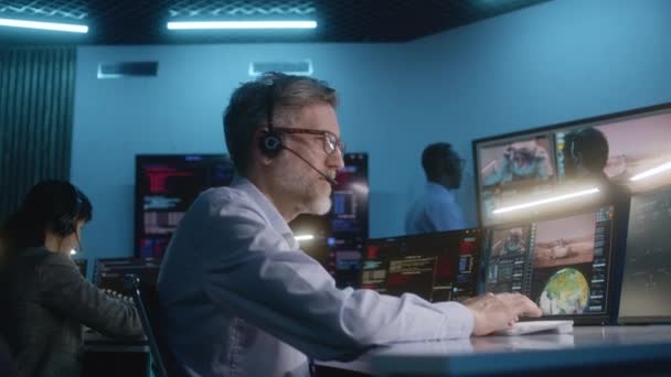 Pegawai Pengendali Penerbangan Headset Duduk Depan Komputer Memonitor Misi Luar — Stok Video