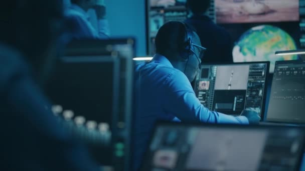 Afro Amerikaanse Vluchtregelaar Bewaakt Ruimtemissie Multi Monitor Computer Missiecentrum Team — Stockvideo
