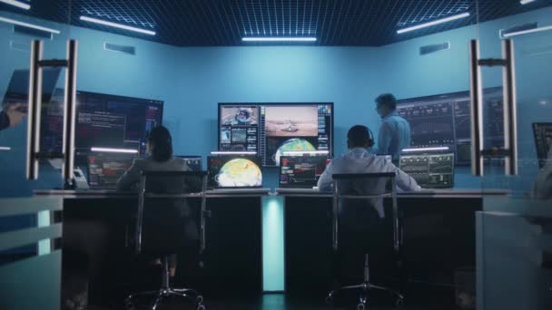 Grupul Angajați Urmărește Ridicarea Succes Navelor Spațiale Ecrane Mari Centrul — Videoclip de stoc