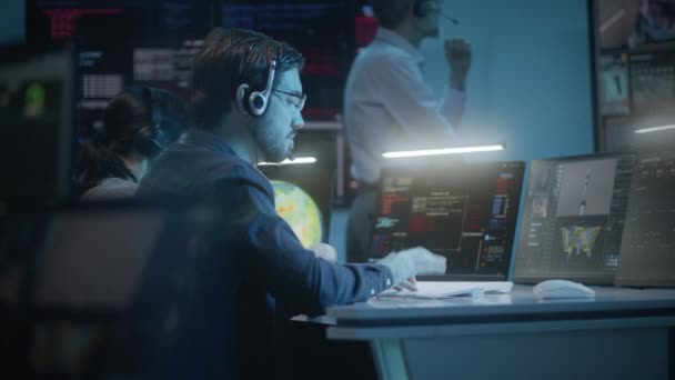 Διαφορετικοί Χειριστές Ελέγχου Πτήσης Ακουστικά Παρακολουθούν Διαστημική Αποστολή Υπολογιστές Στο — Αρχείο Βίντεο