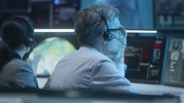 Pekerja Pengendali Penerbangan Dialihkan Duduk Depan Komputer Memonitor Misi Ruang — Stok Video