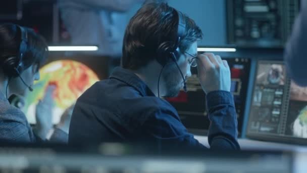 Mitarbeiter Der Flugsicherung Sitzen Mit Headsets Vor Computern Überwachen Die — Stockvideo
