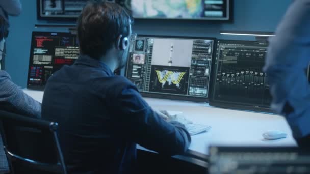 Kulaklıktaki Uçuş Kontrol Operatörleri Görev Kontrol Merkezindeki Bilgisayarda Uzay Görevini — Stok video