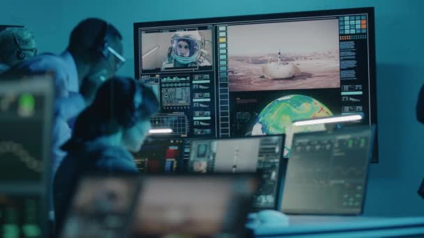 Χειριστές Ελέγχου Πτήσης Παρακολουθούν Διαστημική Αποστολή Υπολογιστές Στο Κέντρο Διοίκησης — Αρχείο Βίντεο