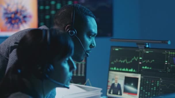 Karışık Yarış Borsacıları Geceleri Komisyoncu Bürosunda Gerçek Zamanlı Hisse Senedi — Stok video