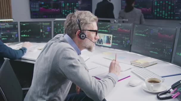 Trader Pria Dewasa Headset Bekerja Pada Multi Monitor Komputer Dengan — Stok Video