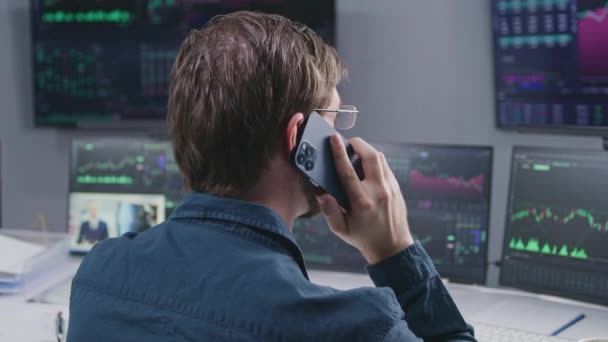 Hombre Comerciante Acciones Habla Por Teléfono Trabaja Oficina Corredores Monitores — Vídeo de stock