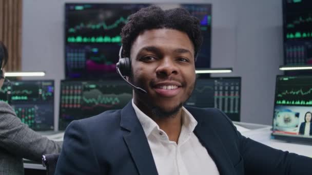 African American Trader Headset Sitter Nära Datorn Med Visade Realtidslager — Stockvideo
