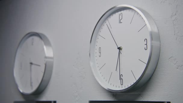 Foto Estática Relojes Pared Ambulantes Oficina Con Diseño Moderno Múltiples — Vídeos de Stock