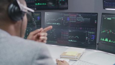 Afrikalı Amerikalı borsa simsarı yatırım danışmanıyla gerçek zamanlı hisse senetleri ve borsa grafikleri hakkında iletişim kuruyor. İşadamları komisyoncu bürosunda çalışır. Yatırım ve analiz.