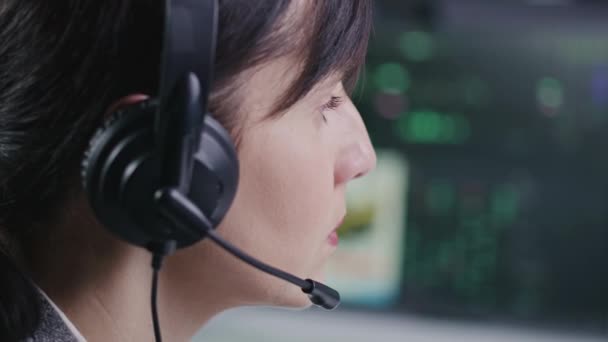 Face Close Van Vrouwelijke Aandelenhandelaar Headset Werken Het Bankkantoor Zakenvrouw — Stockvideo