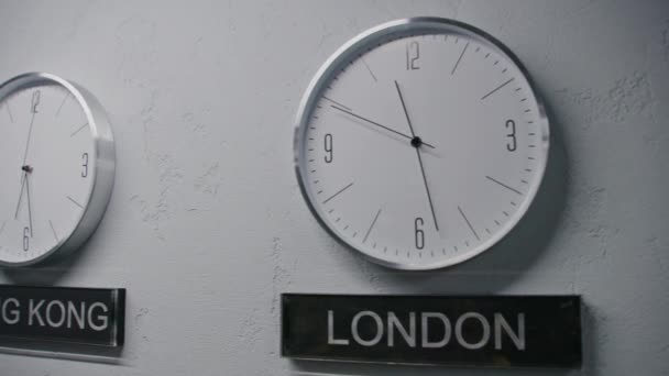 Relojes Blancos Con Indicadores Tiempo Ejecución Muestran Zonas Horarias Diferentes — Vídeos de Stock