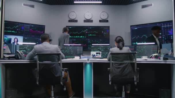 Equipo Multiétnico Comerciantes Trabaja Computadoras Multi Monitor Con Acciones Tiempo — Vídeos de Stock