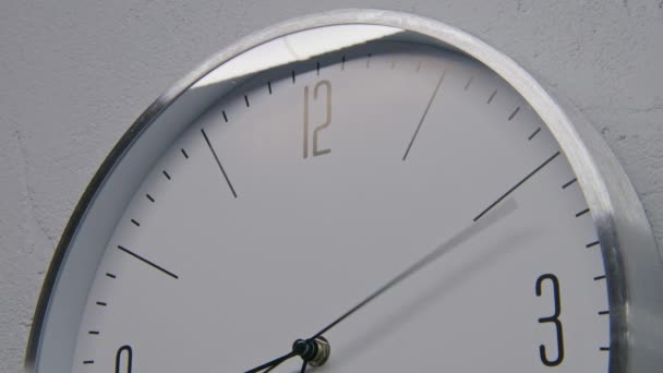 Estática Toma Reloj Blanco Con Marco Metal Colgando Pared Mostrando — Vídeos de Stock