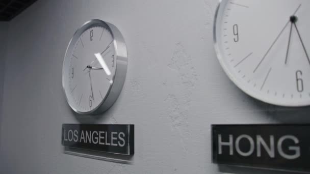 Zaman Göstergelerine Sahip Beyaz Saatler Farklı Şehirlerin Zaman Dilimlerini Gösteriyor — Stok video