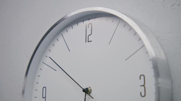 モダンなデザインのオフィスでウォーキングウォールクロックの静的なショット 金属フレームとホワイトの時計は壁に掛け 時間を示しています ランニングタイムポインタ付きの厳格な設計クロック 時間間隔だ 閉じろ — ストック動画