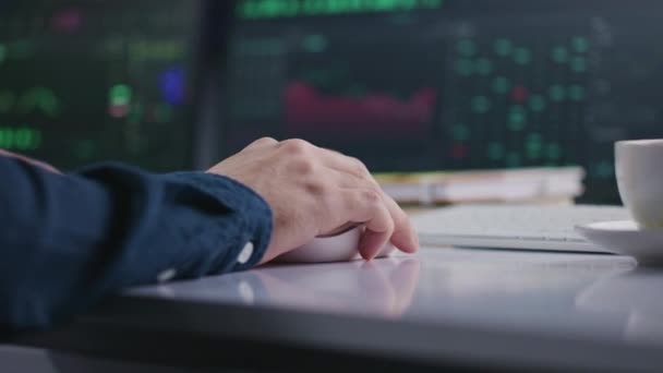 金融分析师使用电脑鼠标 在投资银行办公室工作 多显示器Pc与实时股票 交换市场图表 加密货币交易 靠近点 — 图库视频影像